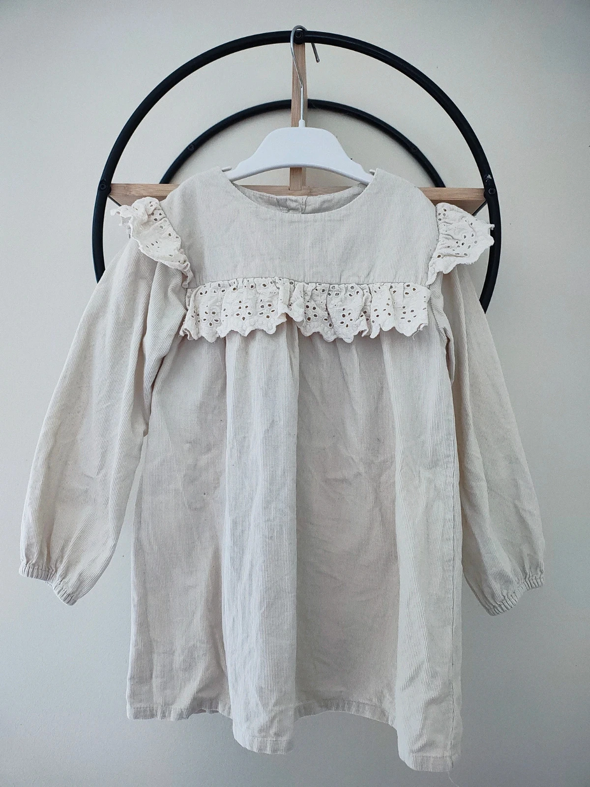 5 ans robe côtelée effet dentelle crème ( étiquette coupée)